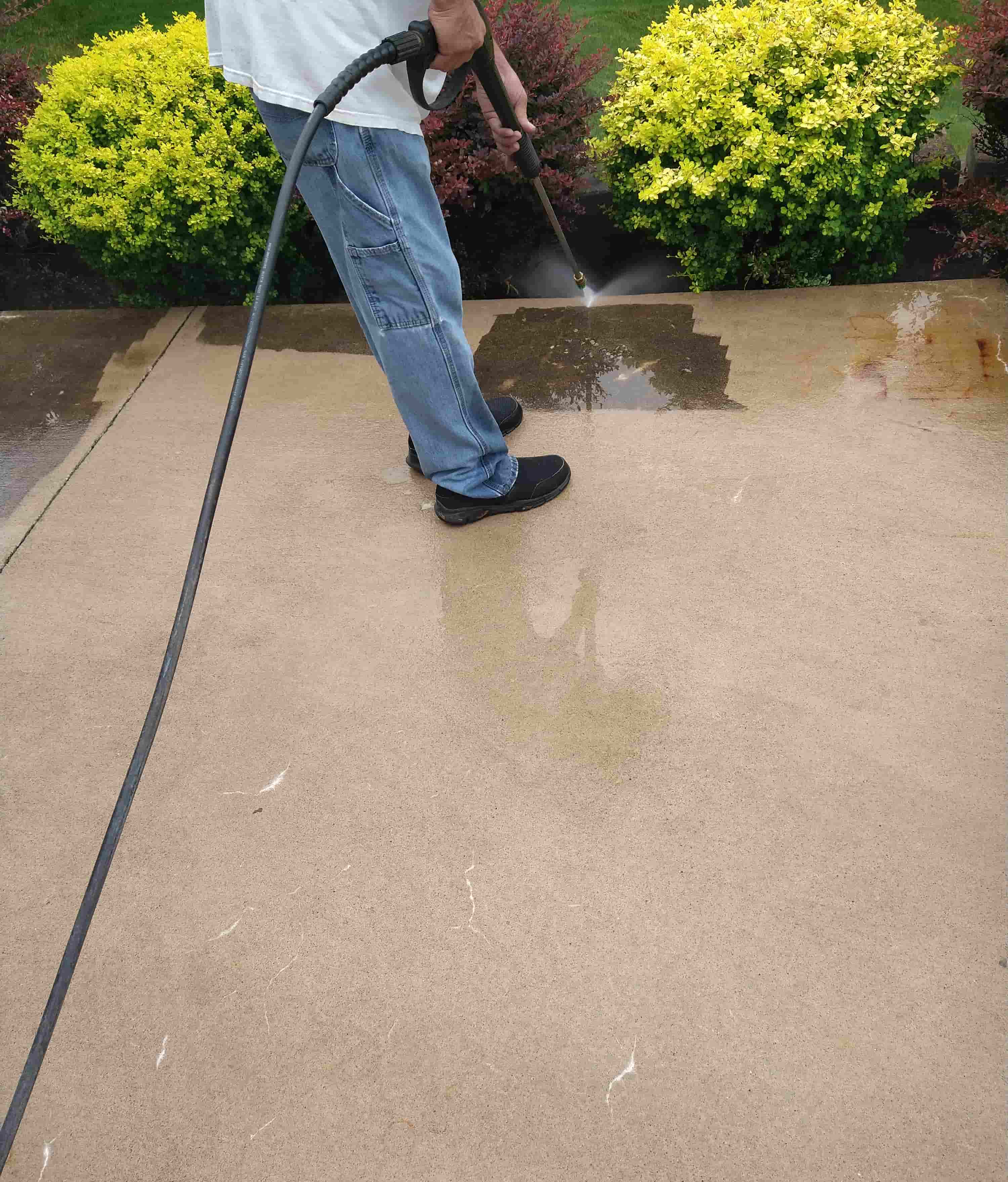 Driveway pressure washing in Independence MO